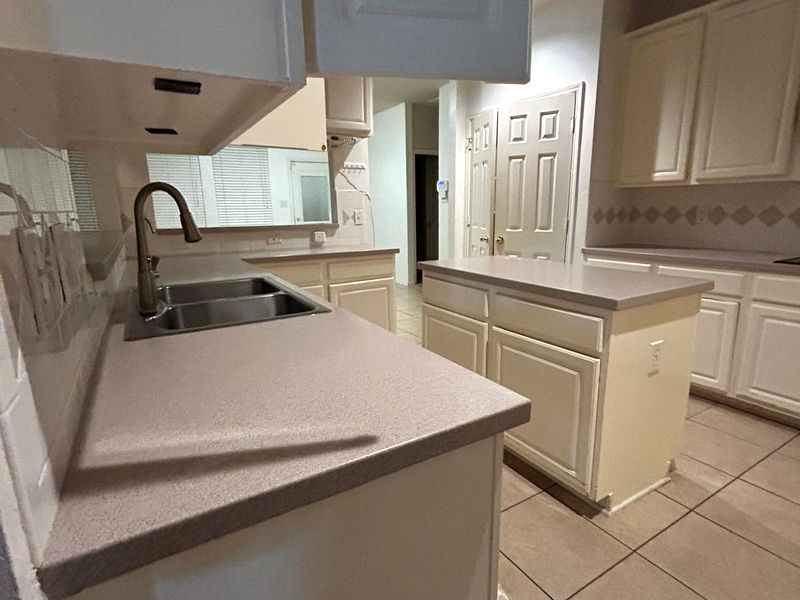 Clean kitchen countertops
